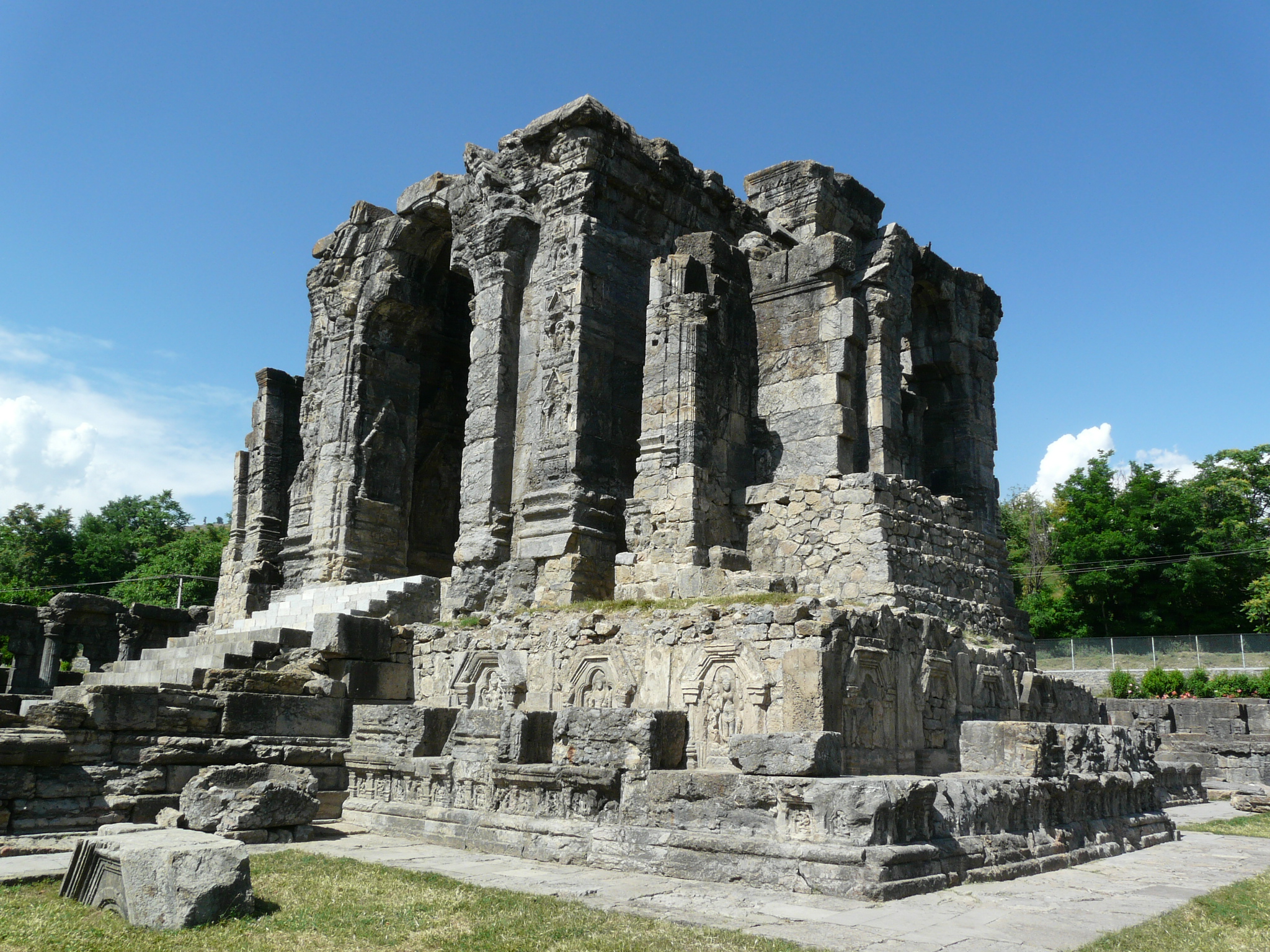 Martand_Sun_Temple_Central_shrine_(6133772365)